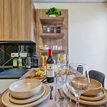 아파트 Raphael's - 2 Bedroom By Solea Homes 슬리에마