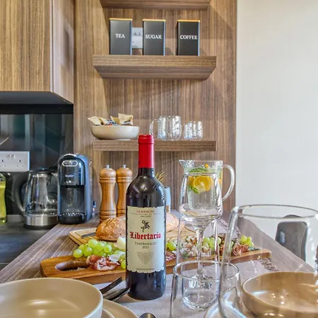 Raphael's - 2 Bedroom By Solea Homes アパート スリーマ