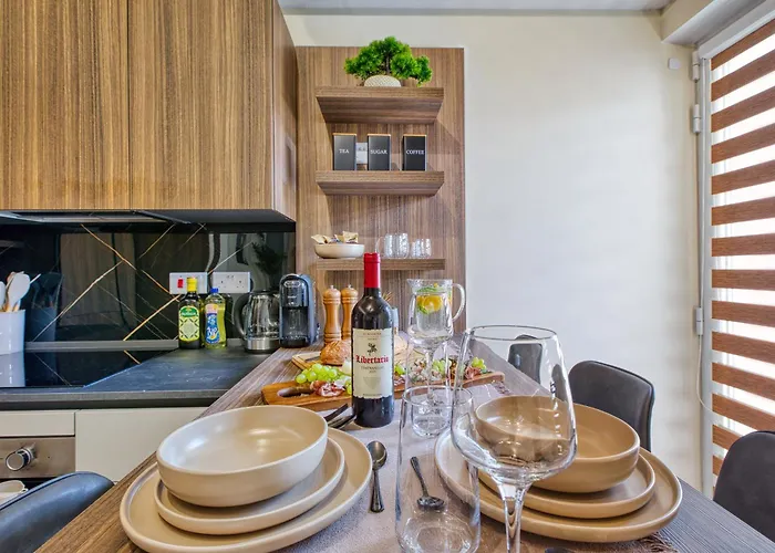 아파트 Raphael's - 2 Bedroom By Solea Homes 슬리에마